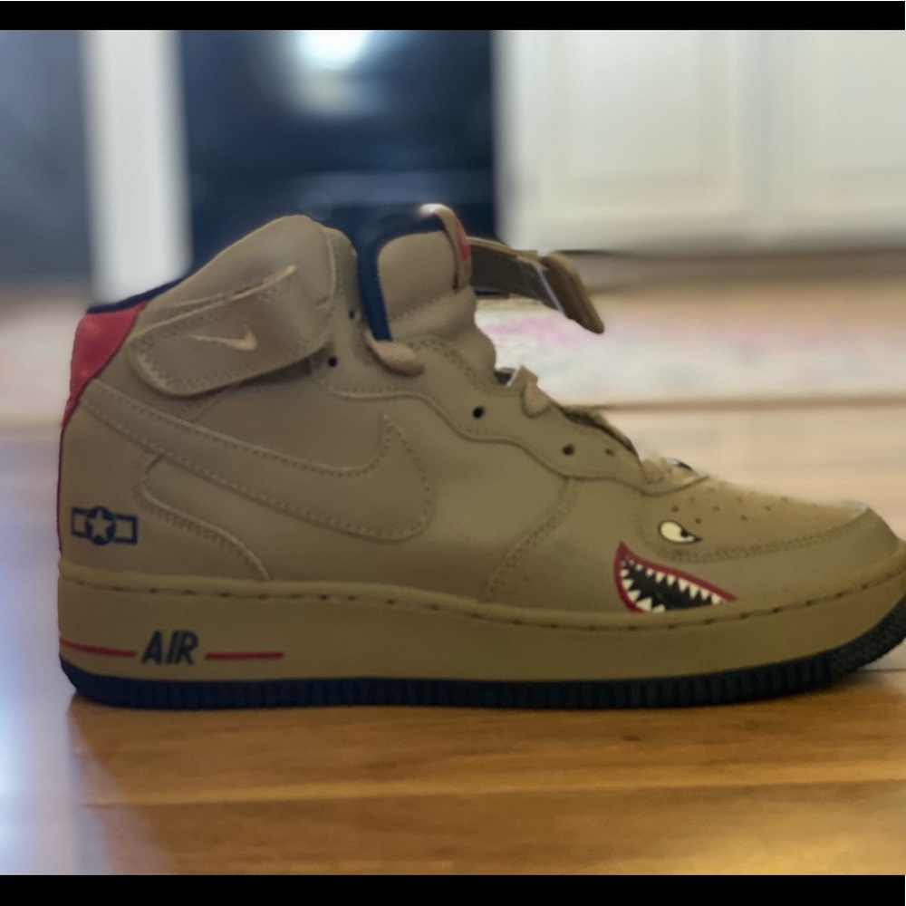 Vintage 04’ Nike Air Force 1 mid Tuskegee